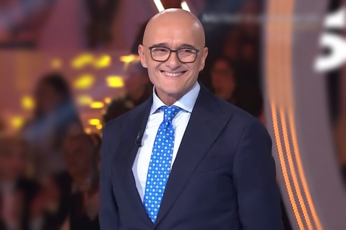 Alfonso Signorini negli studi televisivi del GF