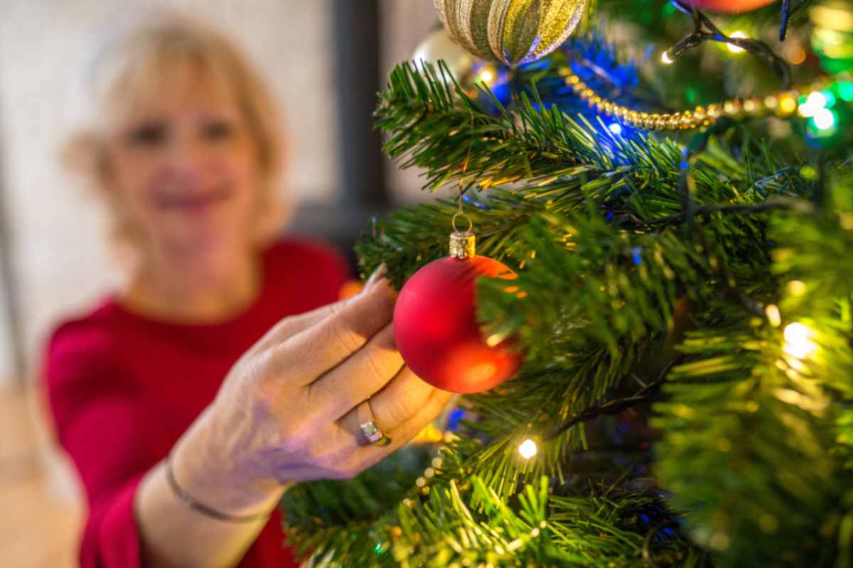 Donna che decora l'albero di Natale