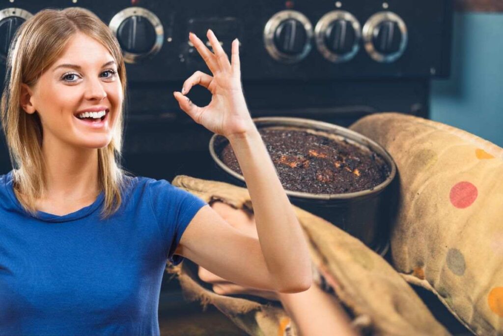 Pentola bruciata donna fa gesto ok con le dita